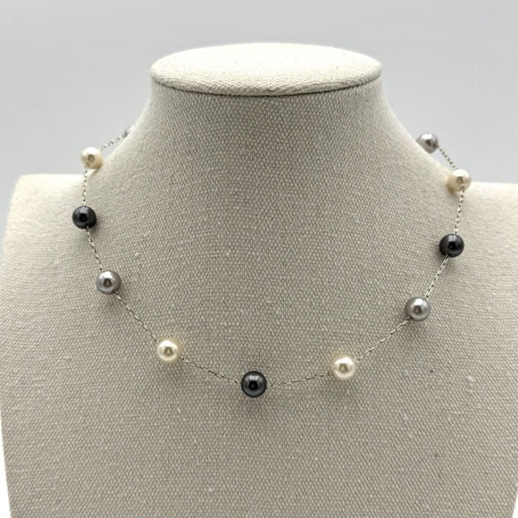 Jewelry - Elegant Pearl Necklace in Gray,White, and Silver